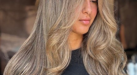 Elegante golven kapsel bij Forms Hair in Hengelo, Overijssel, NL, benadrukt moderne schoonheid.