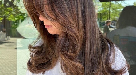 Lange, glanzende bruine haarstijl bij Forms Hair in Hengelo, Overijssel, NL.
