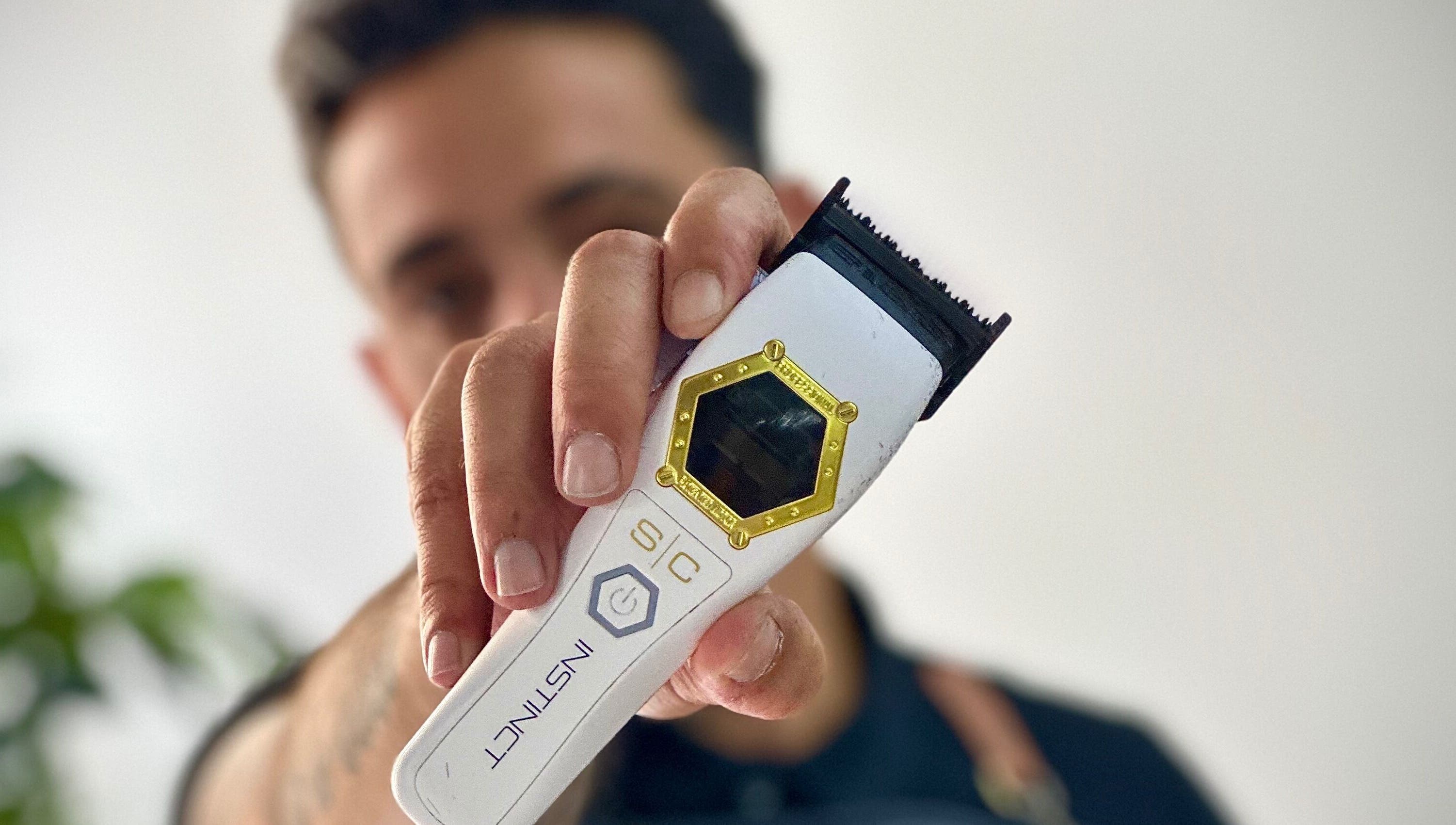 A imagem mostra uma máquina de cortar cabelo em Barbearia Alfa, Ovar, PT, destacando eficiência e modernidade.