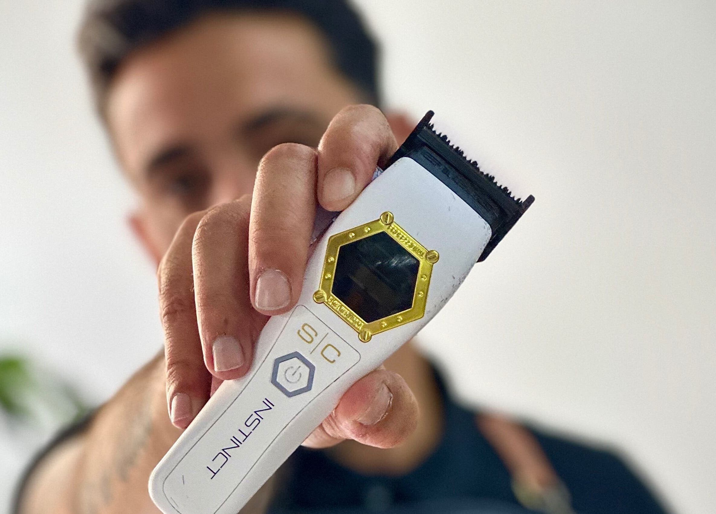 A imagem mostra uma máquina de cortar cabelo em Barbearia Alfa, Ovar, PT, destacando eficiência e modernidade.