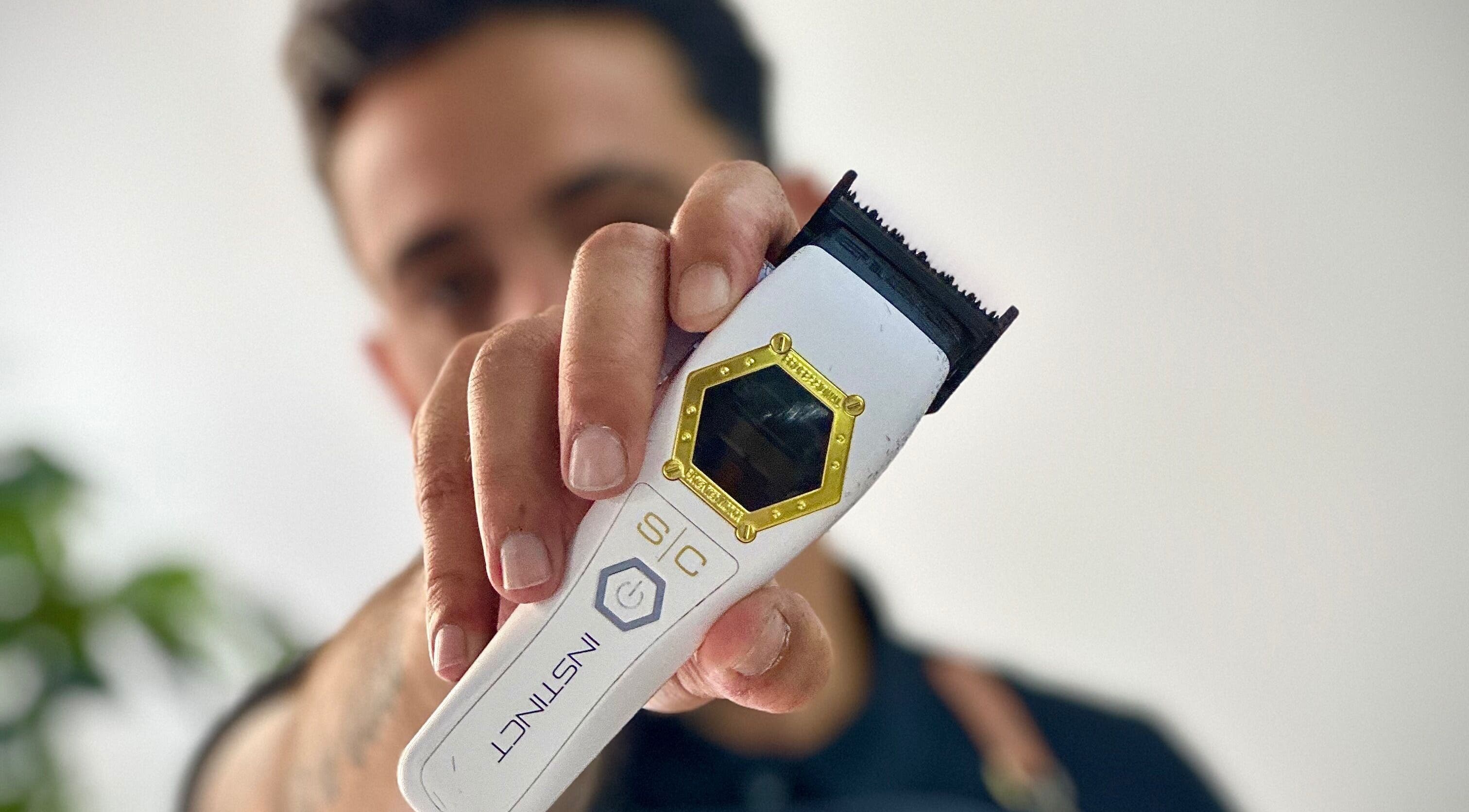 A imagem mostra uma máquina de cortar cabelo em Barbearia Alfa, Ovar, PT, destacando eficiência e modernidade.