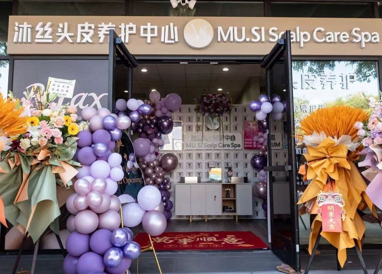 MU SI Scalp Care Spa入口装饰于加州圣盖博市，鲜花和紫色气球迎接客人。