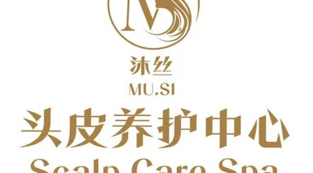 MU SI Scalp Care Spa标志，位于美国加州圣盖博市的头皮护理中心。