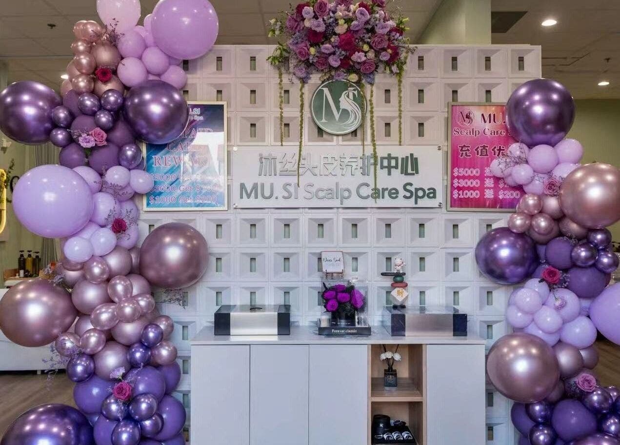 MU SI Scalp Care Spa在美国加州圣盖博的接待区，装饰有紫色气球与花束。