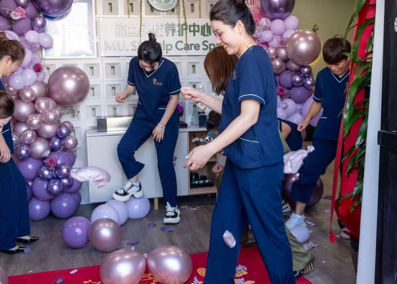 MU SI Scalp Care Spa 员工在美国加州圣盖博的愉悦庆典活动中欢笑。