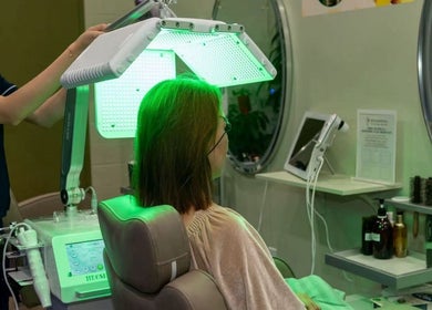 MU SI Scalp Care Spa在San Gabriel, California, US的绿色光疗服务。