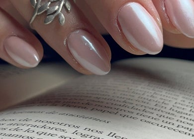 Uñas elegantes con esmalte rosa claro en Marianela Romero, San Juan, San Juan, AR.