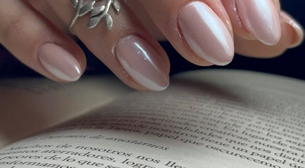 Uñas elegantes con esmalte rosa claro en Marianela Romero, San Juan, San Juan, AR.