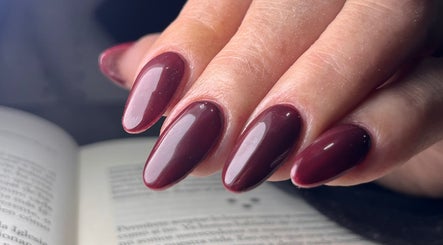 Manicura burgundy brillante en Marianela Romero, San Juan, San Juan, AR, destacando elegancia y estilo.
