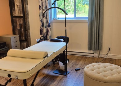 Salle de soin à LaPointe Des Cils, Sainte-sophie, Québec, CA avec lit de massage élégant.
