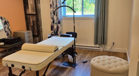 Salle de soin à LaPointe Des Cils, Sainte-sophie, Québec, CA avec lit de massage élégant.