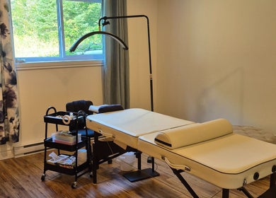 Salle de traitement lumineuse à LaPointe Des Cils, Sainte-Sophie, Québec, CA, avec lit et équipement esthétique.
