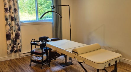 Salle de traitement lumineuse à LaPointe Des Cils, Sainte-Sophie, Québec, CA, avec lit et équipement esthétique.