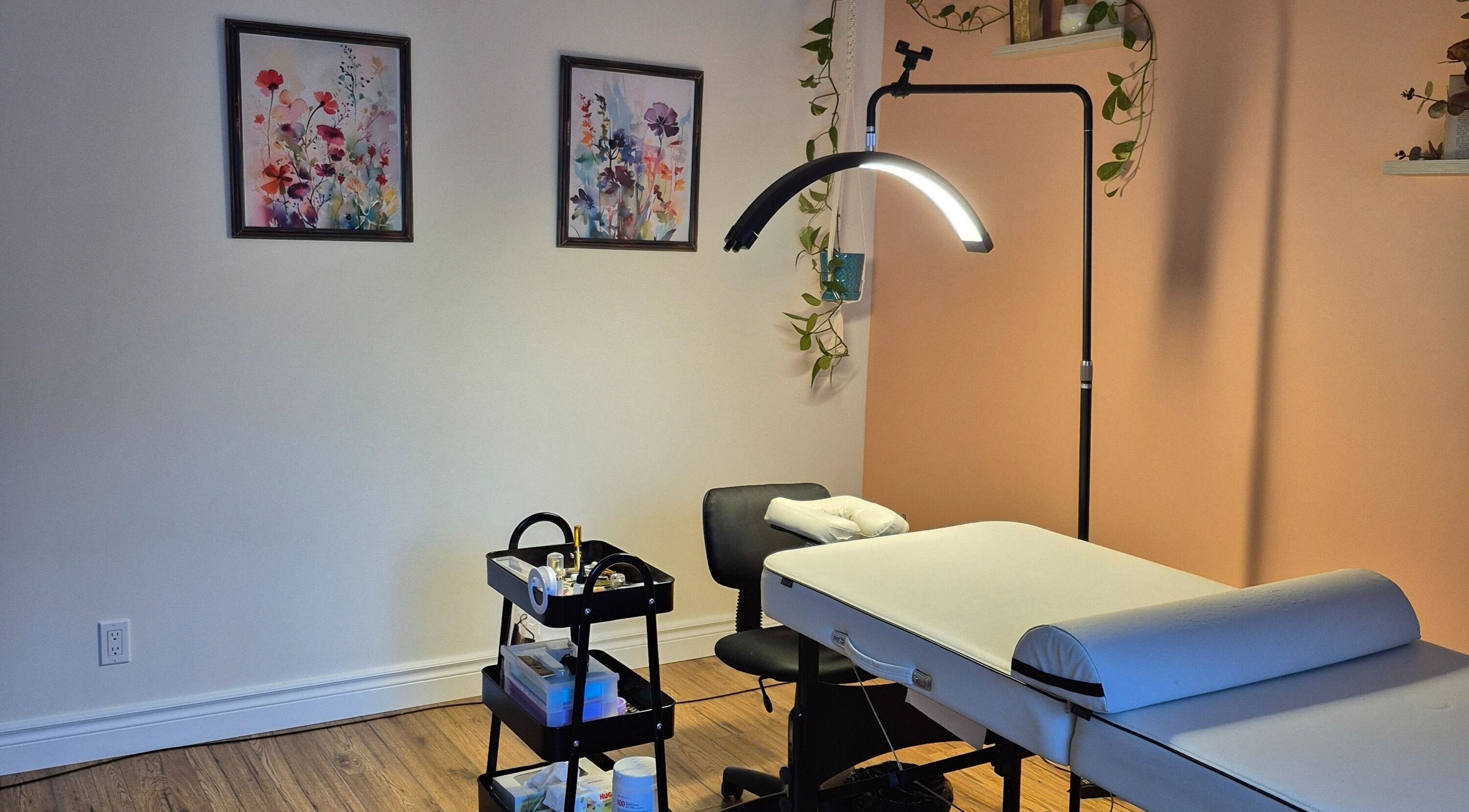 Salle de soins relaxante à LaPointe Des Cils, Sainte-sophie, Québec, CA, aménagée pour le bien-être.