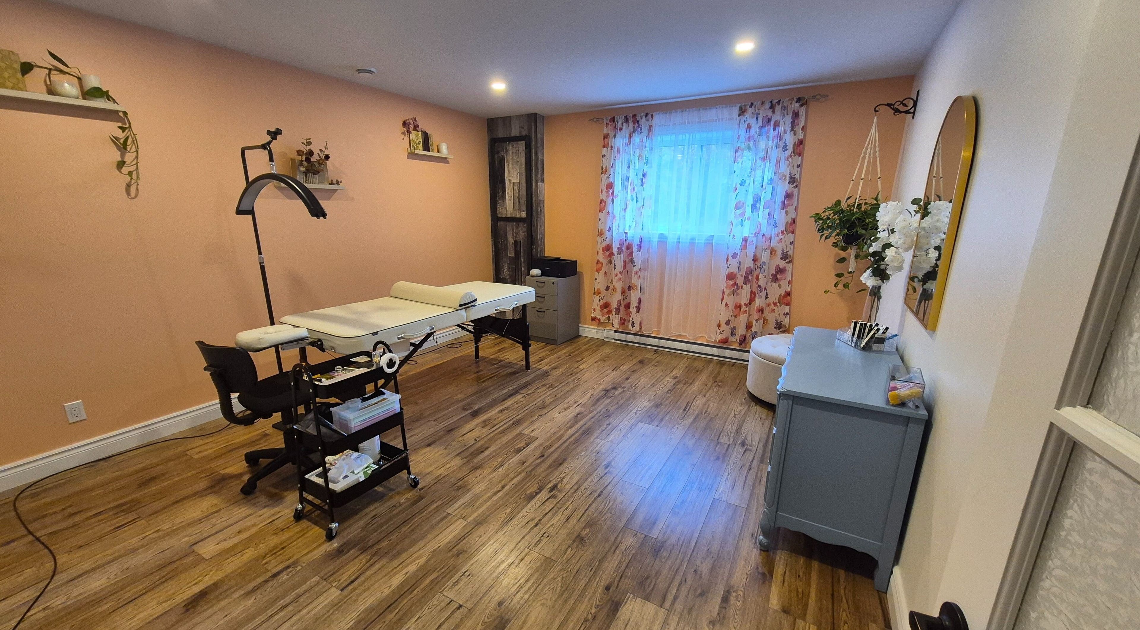 Salle de soins à LaPointe Des Cils, Sainte-sophie, Québec, CA, avec table de massage et décor chaleureux.