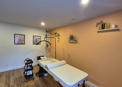 Salle de massage apaisante à LaPointe Des Cils, Sainte-Sophie, Québec, CA, avec déco florale murale.