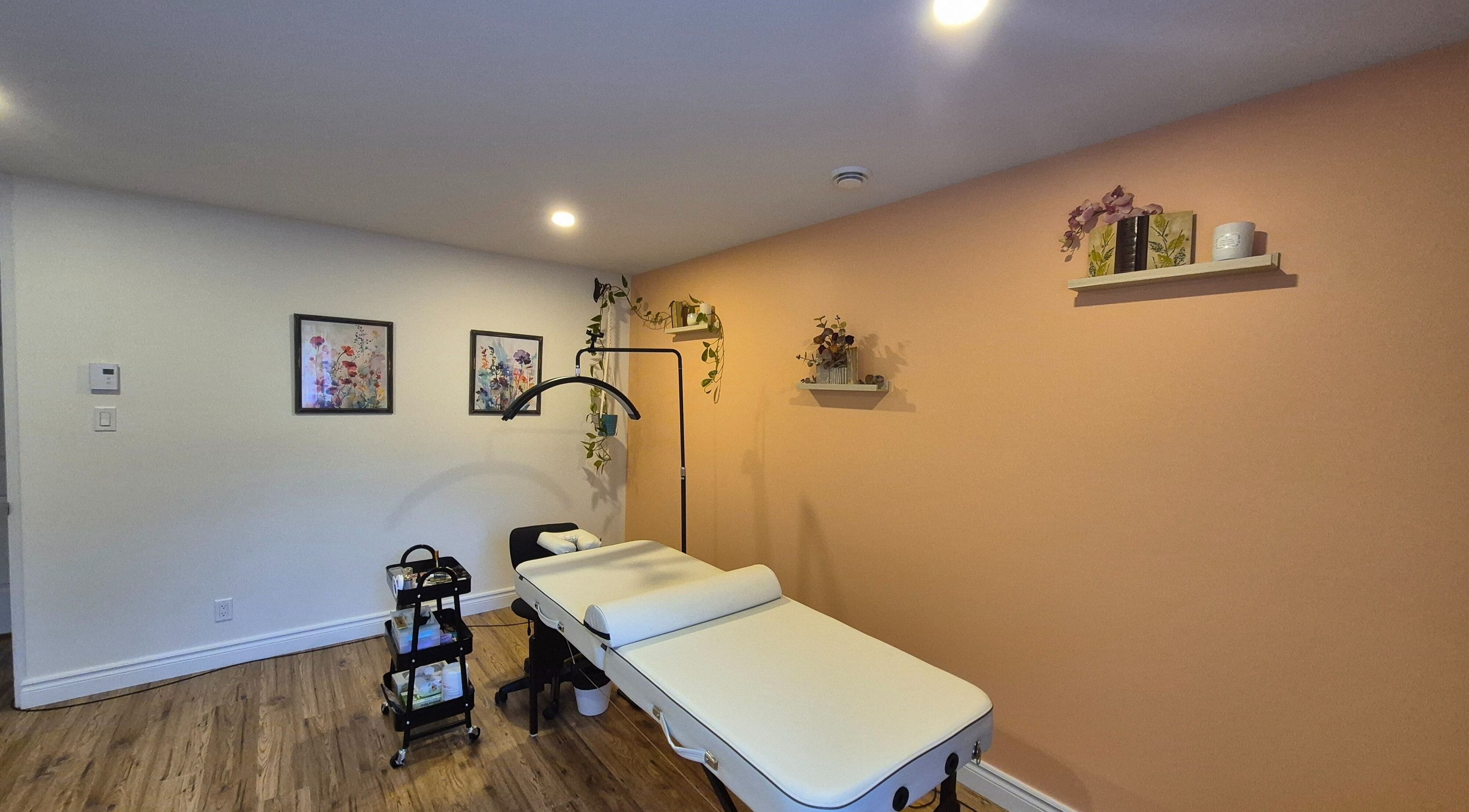 Salle de massage apaisante à LaPointe Des Cils, Sainte-Sophie, Québec, CA, avec déco florale murale.