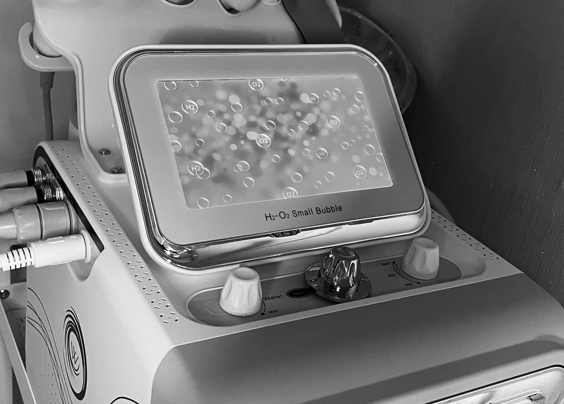 Advanced H2-O2 small bubble technology at Beautybydarc, Sheffield, England, GB.