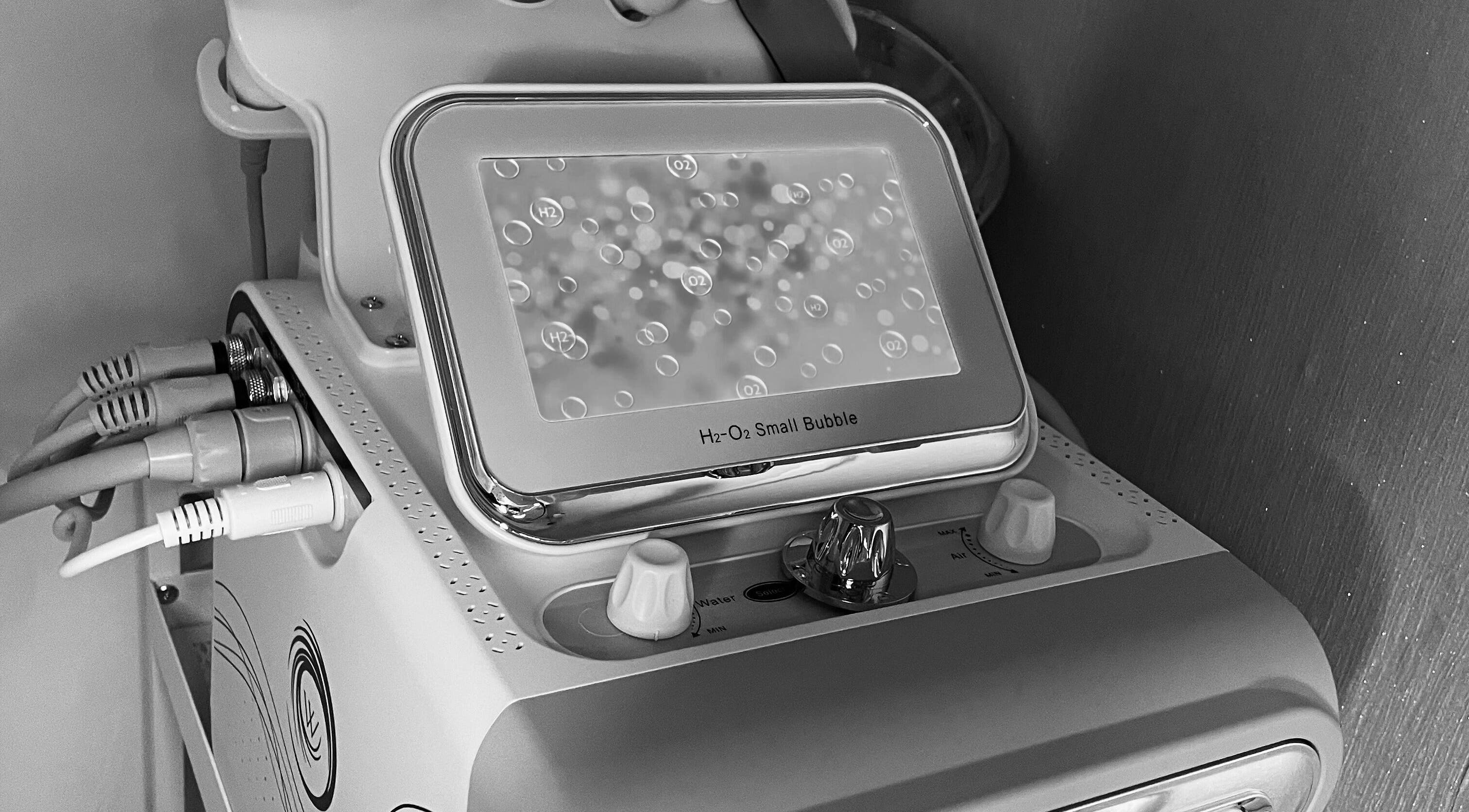 Advanced H2-O2 small bubble technology at Beautybydarc, Sheffield, England, GB.