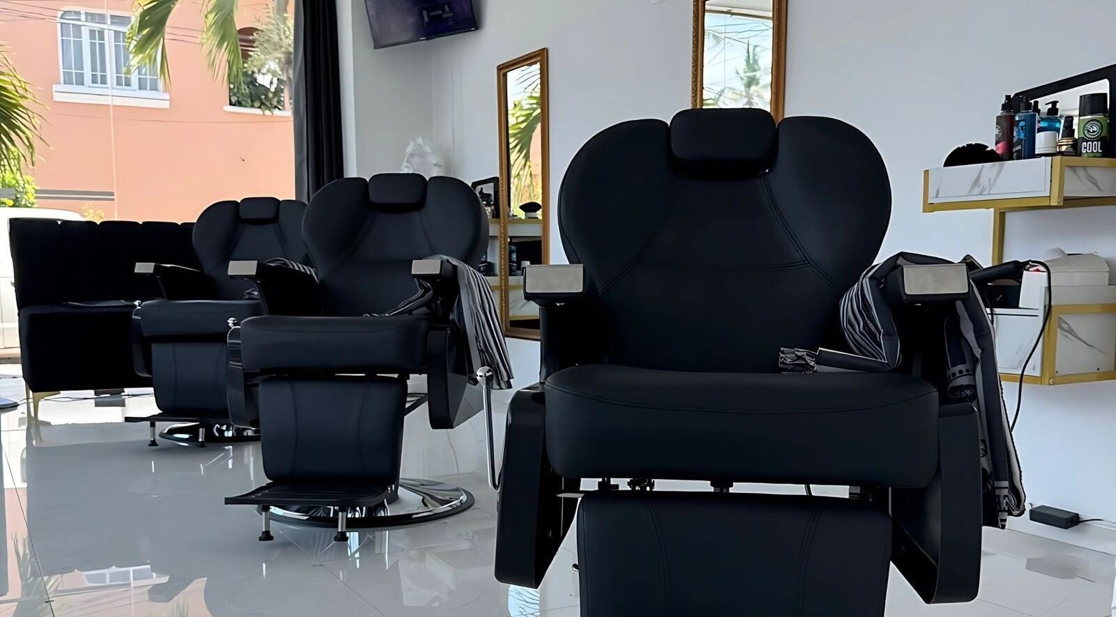 Interior de Blk Diamond Barberia pv con sillas elegantes en Puerto Vallarta, Jalisco, MX.