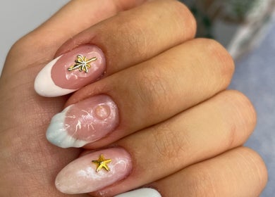 Arte de unhas elegantes com estrelas metálicas na Mariana | Nail designer, Covilhã, Castelo Branco, PT.