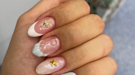 Arte de unhas elegantes com estrelas metálicas na Mariana | Nail designer, Covilhã, Castelo Branco, PT.