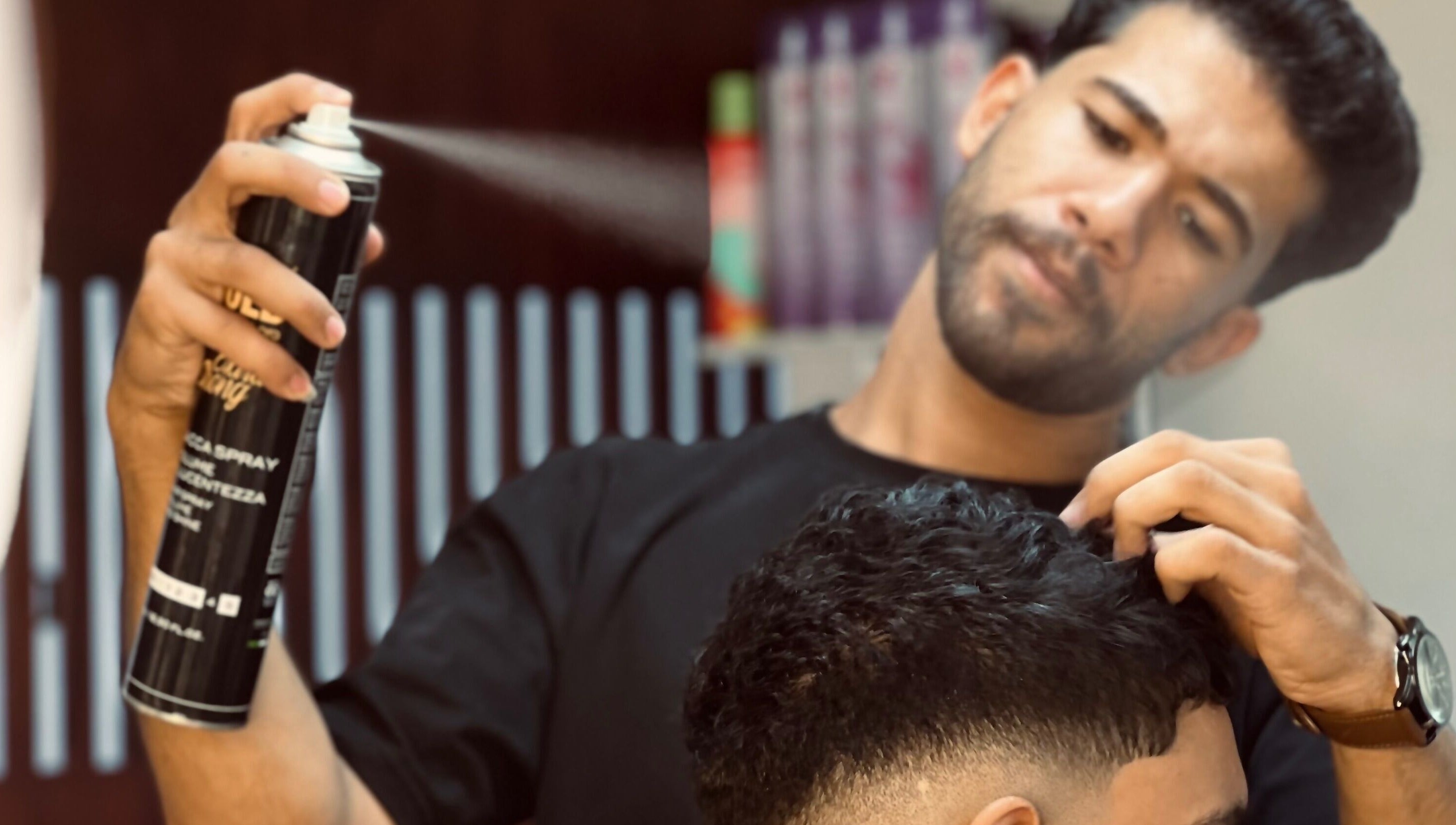 حلاق في 'نعم حلاق' يضع رذاذ شعر على زبون بشارع الصحبجية، EG.