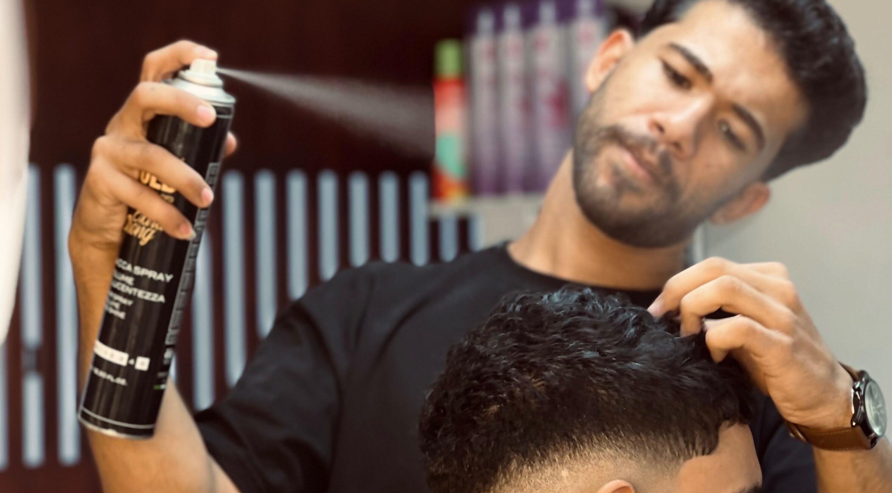 حلاق في 'نعم حلاق' يضع رذاذ شعر على زبون بشارع الصحبجية، EG.