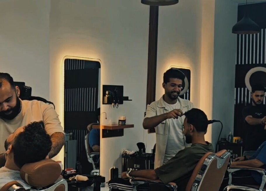 حلاقين يعملون في صالون Yes a barber بشارع الصحبجية, EG، يقدمون خدمات تصفيف متميزة.