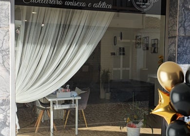 Fachada do Massagem Relax Faro, Faro, PT, com cortinas elegantes e balões decorativos.