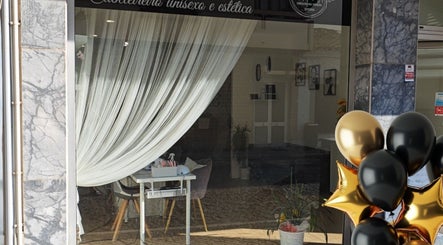 Fachada do Massagem Relax Faro, Faro, PT, com cortinas elegantes e balões decorativos.