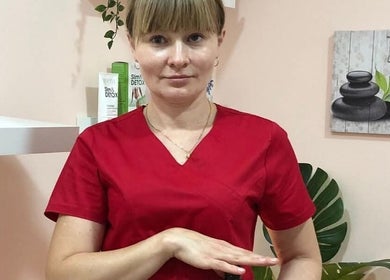 Profissional de Massagem Relax Faro em ambiente sereno em Faro, PT.