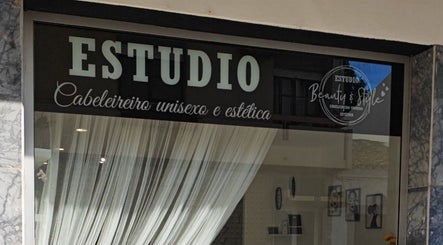 Fachada do Estudio Beauty & Style em Faro com cortinas brancas, Massagem Relax Faro, Faro, Faro, PT.