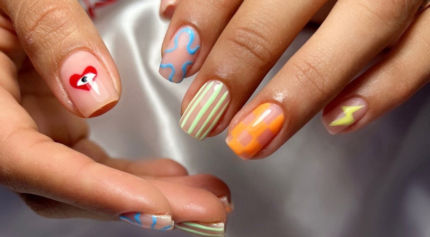 Colorido arte de uñas en Jess Beauty Studio, St. Catharines, Ontario, CA, mostrando diseño creativo.