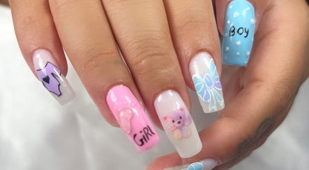 Uñas decoradas con diseño único en Jess Beauty Studio, St. Catharines, Ontario, CA.