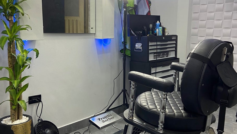 Silla de barbero en Trujillo Barber Studio, Santander De Quilichao, Cauca, CO, con decoración elegante.