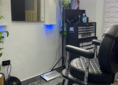 Silla de barbero en Trujillo Barber Studio, Santander De Quilichao, Cauca, CO, con decoración elegante.