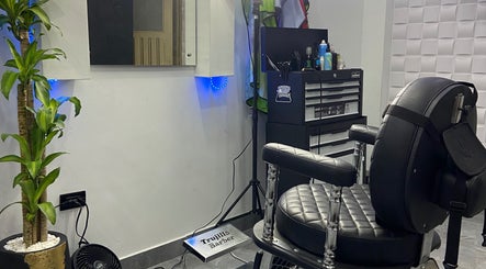 Silla de barbero en Trujillo Barber Studio, Santander De Quilichao, Cauca, CO, con decoración elegante.