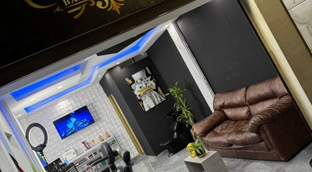 Interior elegante de Trujillo Barber Studio en Santander De Quilichao, Cauca, CO con sofá de cuero y decoración moderna.