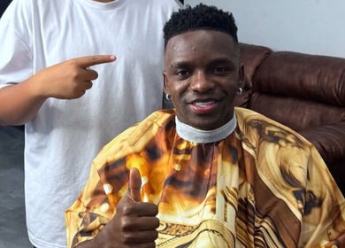 Cliente feliz con nuevo corte en Trujillo Barber Studio, Santander De Quilichao, Cauca, CO, mostrando pulgar arriba.