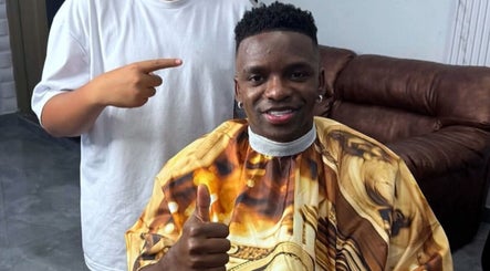 Cliente feliz con nuevo corte en Trujillo Barber Studio, Santander De Quilichao, Cauca, CO, mostrando pulgar arriba.