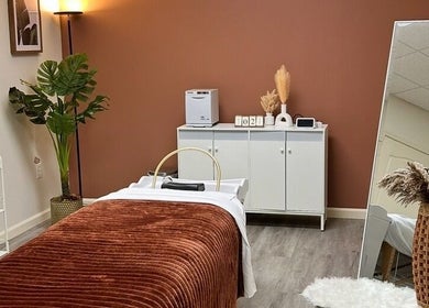 Calm treatment room at Lashes Forevermore in Hiram, Georgia, US, with cozy decor and elegant furnishings.