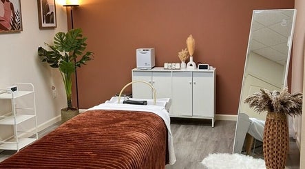 Calm treatment room at Lashes Forevermore in Hiram, Georgia, US, with cozy decor and elegant furnishings.