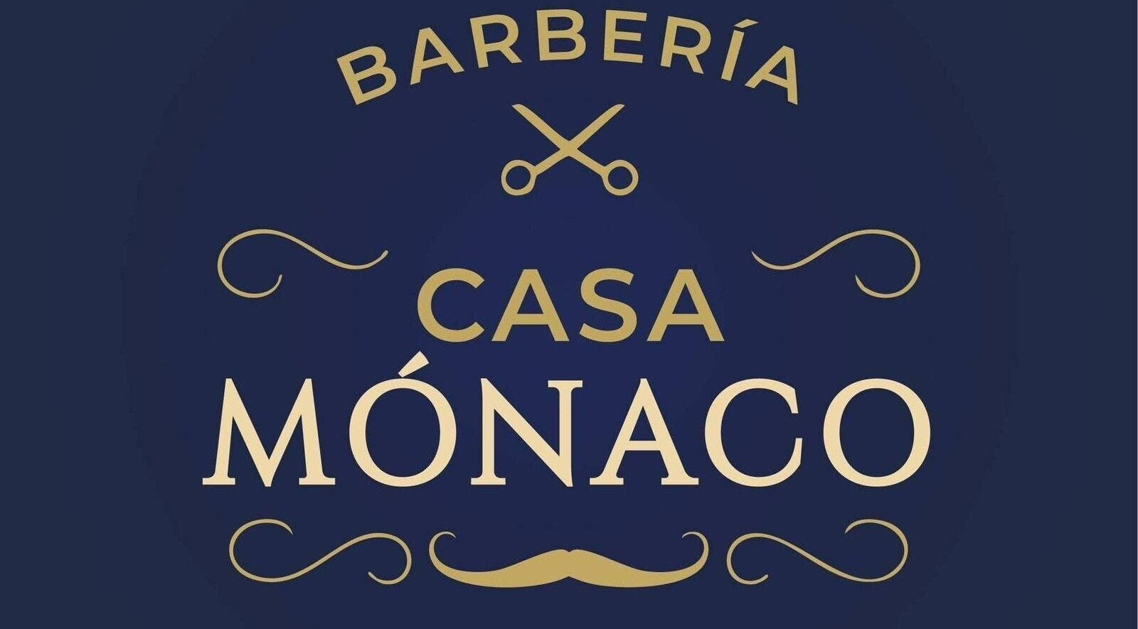 Logotipo dorado de Casa Mónaco en Cuenca, Azuay, EC con diseño de tijeras y bigote.