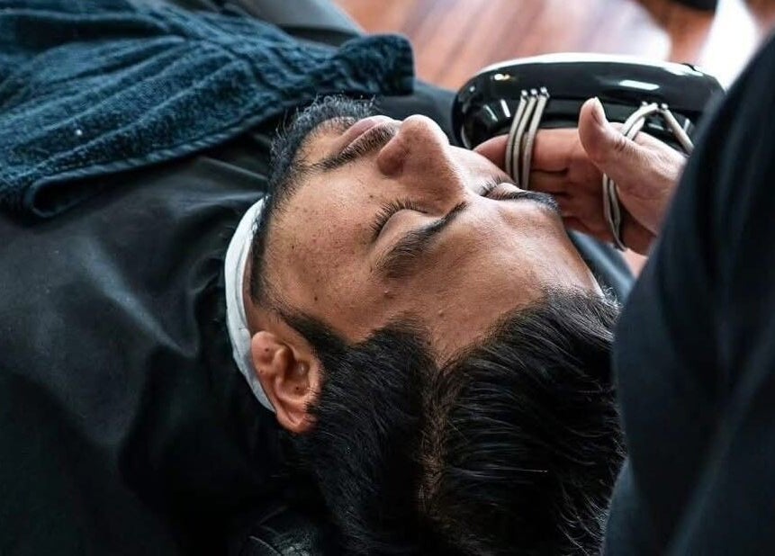 Afeitado relajante en Casa Monaco, Cuenca, Azuay, EC. Experiencia de bienestar y cuidado personal.