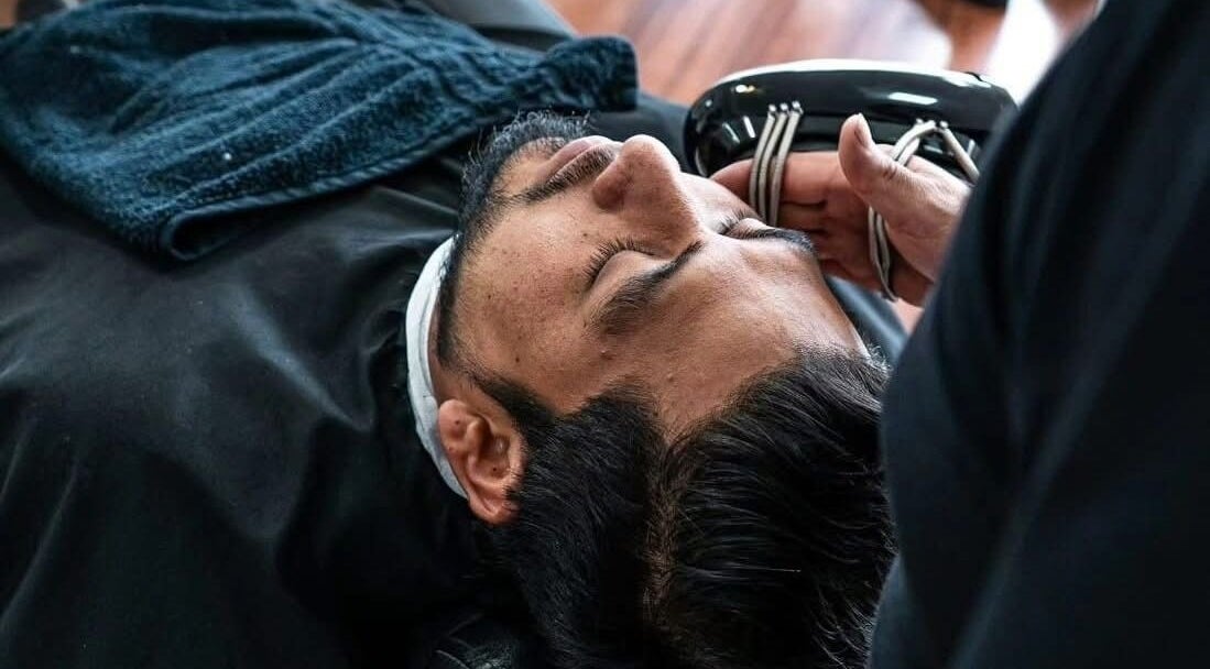 Afeitado relajante en Casa Monaco, Cuenca, Azuay, EC. Experiencia de bienestar y cuidado personal.