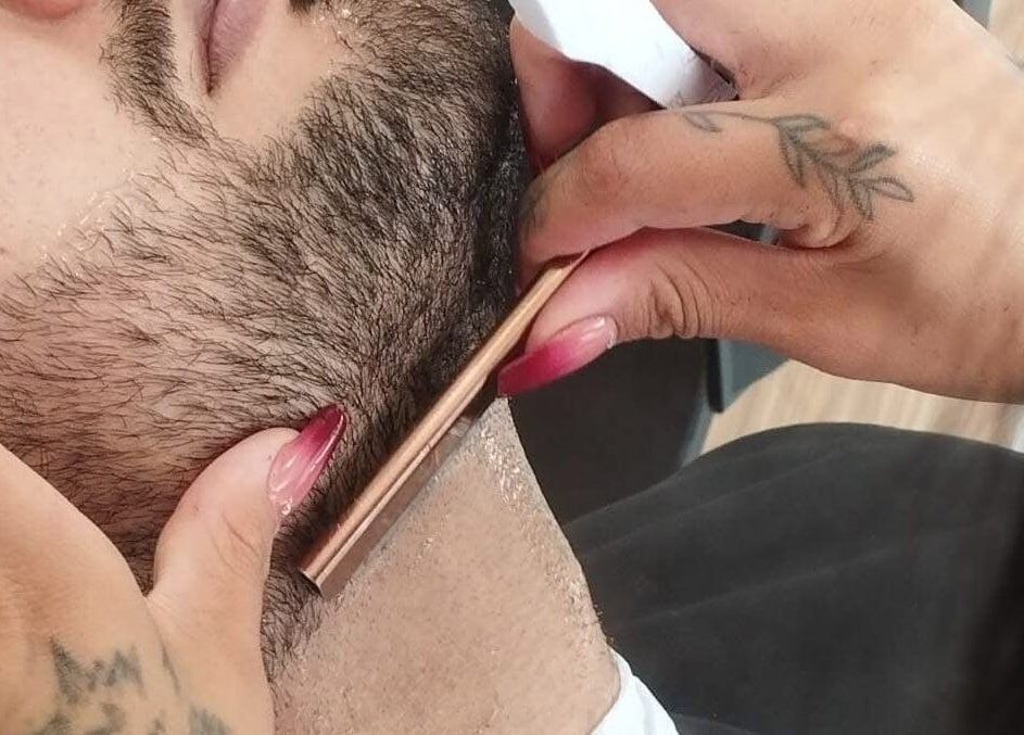 Afeitado preciso en Casa Monaco, Cuenca, Azuay, EC. Atención detallada para estilo impecable.