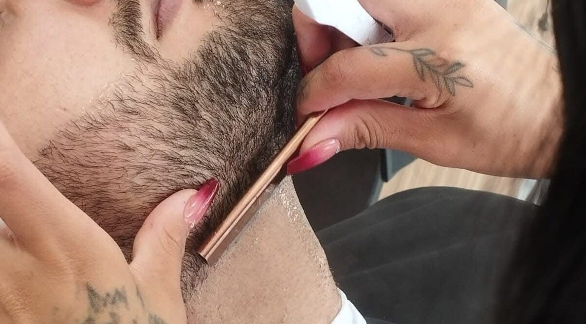 Afeitado preciso en Casa Monaco, Cuenca, Azuay, EC. Atención detallada para estilo impecable.