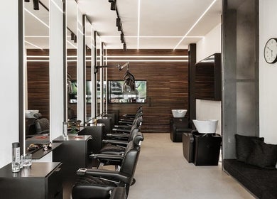 Hdcutz Leo in London, England, GB features sleek modern salon interiors with plush chairs and ambient lighting.