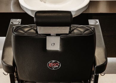 Elegant black barber chair at Hdcutz Leo, London, England, GB, showcasing premium comfort and style.